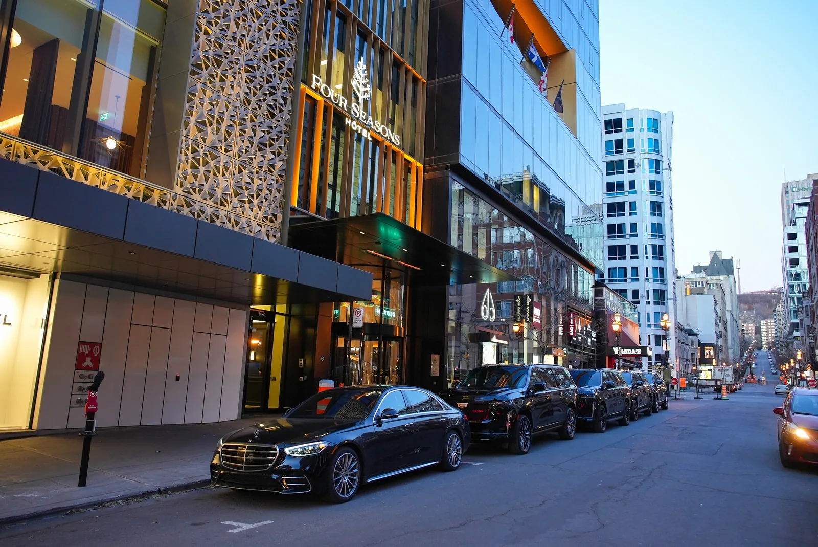 Berline Mercedes et VUS Cadillac devant l’hôtel Four Seasons Montréal.