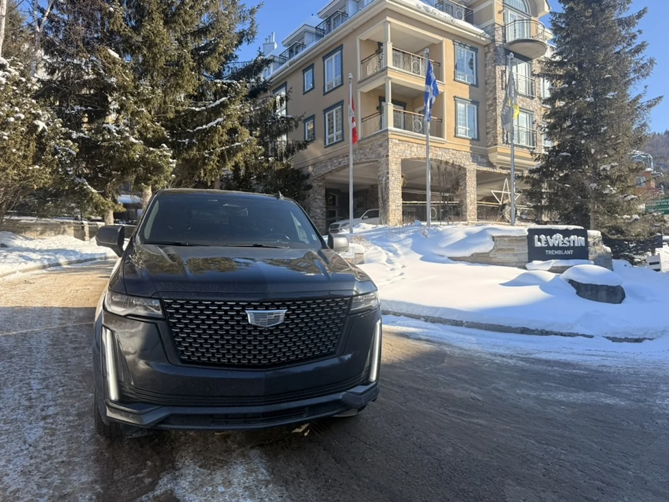 Cadillac Escalade au Westin Tremblant, avec l’enseigne de l’hôtel et la neige.